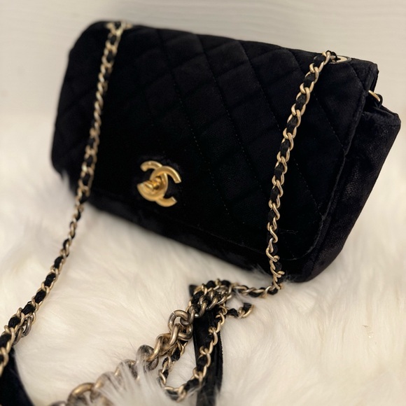 CHANEL Velvet Quilted Small Camellia Flap Black - Picture 4 of 11